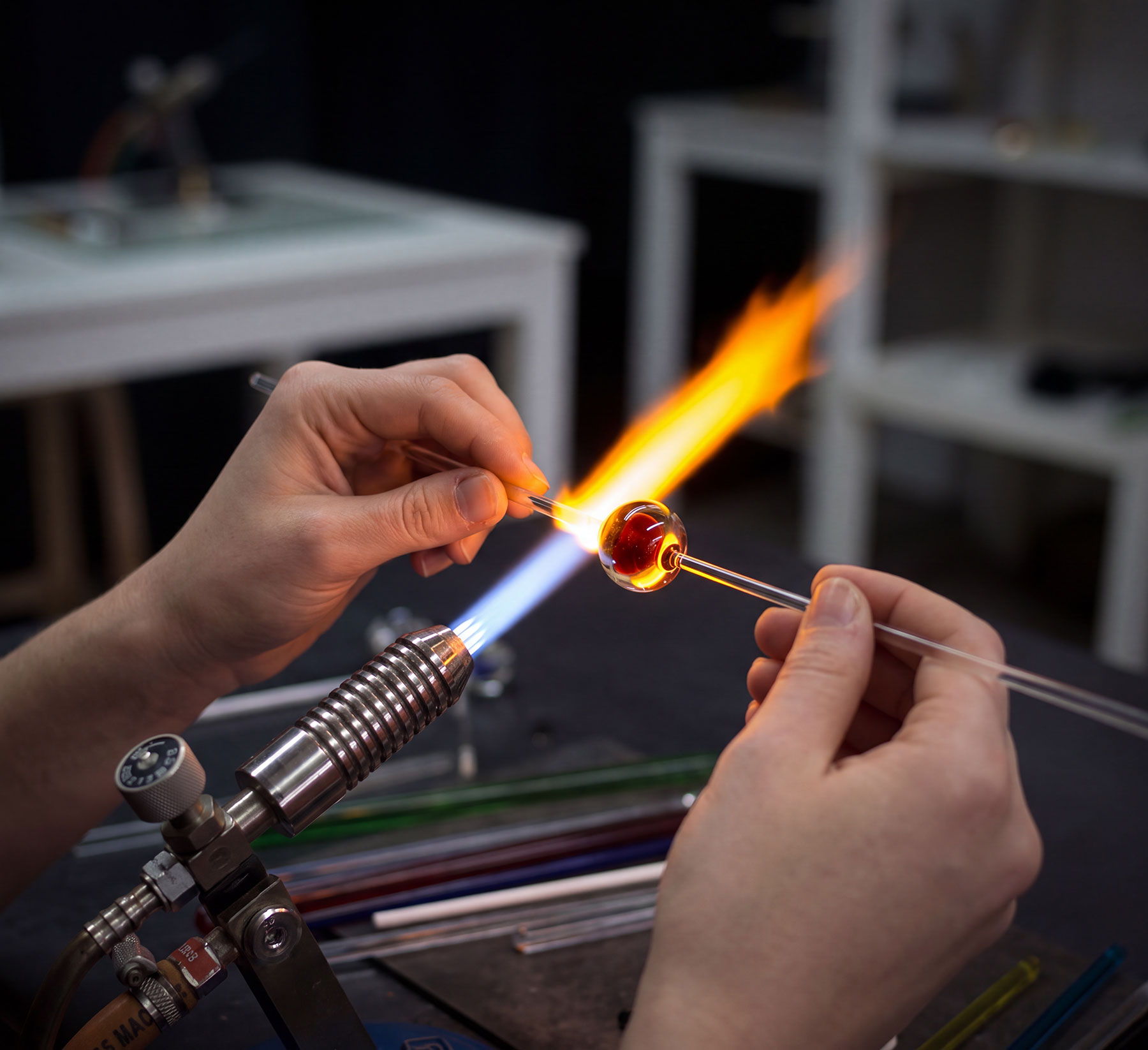 Arbeit am Glasperlenbrenner: Flamme mit Händen